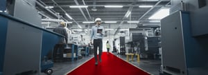 Digitalisierte Produktionshalle mit vernetzten Industrieprozessen