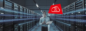 Person im Rechenzentrum vor Serverracks mit eingeblendetem Cloud-Management-Symbol