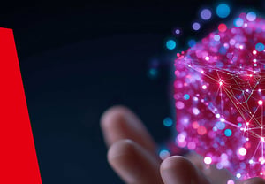 Abstrakte digitale Netzwerkgrafik in leuchtenden Pink- und Blautönen über einer geöffneten Hand, Symbol für KI, Datenanalyse und digitale Vernetzung
