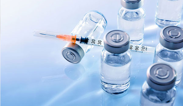 Pharma Medikamentenfläschchen und Spritze