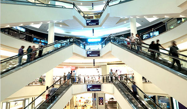 Einkaufszentrum mit Rolltreppen von innen