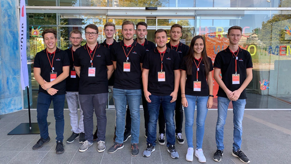 Gruppenbild der DATAGROUP Azubis, den Organisatoren des Familientages