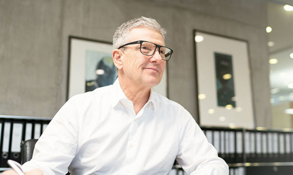 DATAGROUP Vorstandsvorsitzender Max H.-H. Schaber am Schreibtisch