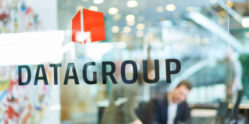 Logo des IT-Dienstleisters Datagroup auf einer Bürotür