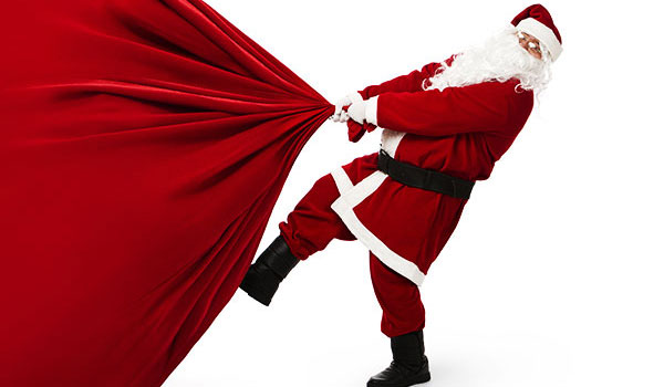 Weihnachtsmann zieht einen großen roten Sack hinter sich her