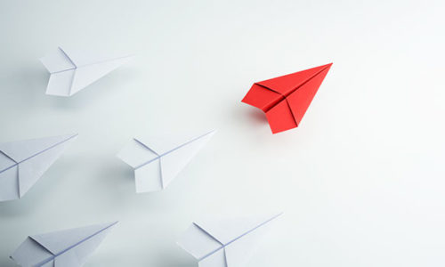 Überflieger: roter Papierflieger